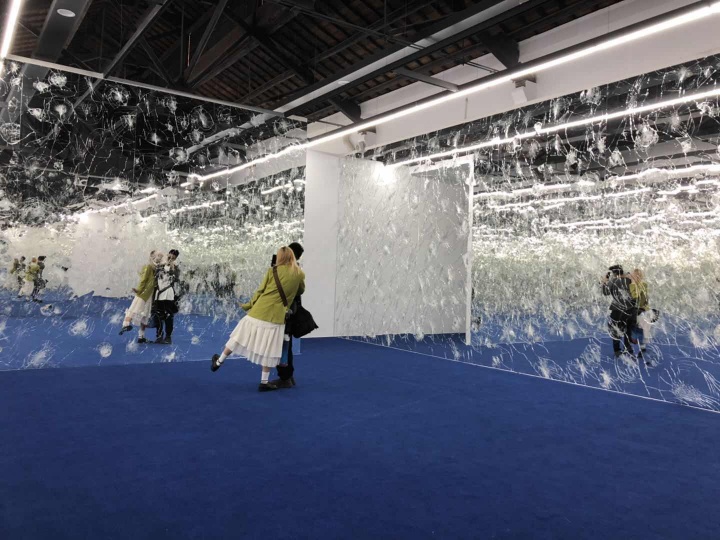 陈松志《无题-房间WZ》限地装置 尺寸依场地而定 镜子、尼龙地毯 2019
作品位置:丝厂2-2展厅
出生于1978年的陈松志来自中国台湾。本次参展作品是以碎裂的镜像、尼龙地毯所组构而成的环场空间。空间中蓝色的地毯与镜面相互映照出无限的空间延伸,如真如幻地提供出一处特异的人造视窗。这些不完整的镜像在看似华丽浪漫的场域中形成一种表象的伪装,反映着现代人在媒体屏幕之中的多重身份对位以及网域时空的无垠扩张。
陈松志《无题-房间WZ》限地装置 尺寸依场地而定 镜子、尼龙地毯 2019
作品位置:丝厂2-2展厅
出生于1978年的陈松志来自中国台湾。本次参展作品是以碎裂的镜像、尼龙地毯所组构而成的环场空间。空间中蓝色的地毯与镜面相互映照出无限的空间延伸,如真如幻地提供出一处特异的人造视窗。这些不完整的镜像在看似华丽浪漫的场域中形成一种表象的伪装,反映着现代人在媒体屏幕之中的多重身份对位以及网域时空的无垠扩张。