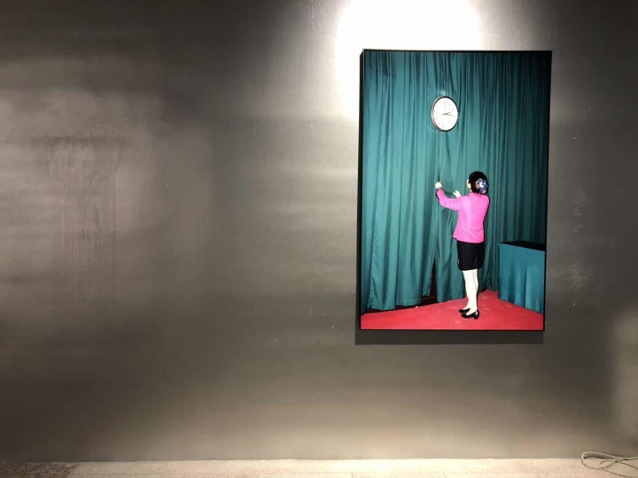 冯立 《白夜》 摄影 单幅尺寸100x150cm 数量依现场而定 2016-2018
作品位置:丝厂4-1展厅
生于1971年的冯立来自成都,曾获2017年集美·阿尔勒国际摄影季“发现奖”,他在现实中是一位拥有四只猫、一只鹦鹉、一头猪的政府公务员。在这组看似暴烈的画面下,却暗含了许多意外的日常巧合。比如有两张前后一年时间拍摄的照片,一张是挂在墙上的时钟,一张是戴在中年男人手上的手表, 它们的时针都定格在了 2 点 15 分 35 秒。
冯立 《白夜》 摄影 单幅尺寸100x150cm 数量依现场而定 2016-2018
作品位置:丝厂4-1展厅
生于1971年的冯立来自成都,曾获2017年集美·阿尔勒国际摄影季“发现奖”,他在现实中是一位拥有四只猫、一只鹦鹉、一头猪的政府公务员。在这组看似暴烈的画面下,却暗含了许多意外的日常巧合。比如有两张前后一年时间拍摄的照片,一张是挂在墙上的时钟,一张是戴在中年男人手上的手表, 它们的时针都定格在了 2 点 15 分 35 秒。
