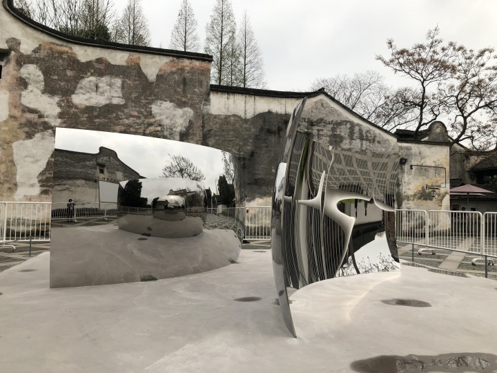 安尼施·卡普尔(Aish Kapoor,英国)《双眩》 225x480x60cm+217.8x480x101.6cm 雕塑,不锈钢 2012
作品位置:西栅露天影院
当我发现两块弧面的不锈钢并不是嵌入水泥地,而是立于其上的时候,便对卡普尔的作品立刻充满了敬意。至于它与周围环境互为映照,成为拍照打卡热门地点就更不在话下了。
安尼施·卡普尔(Aish Kapoor,英国)《双眩》 225x480x60cm+217.8x480x101.6cm 雕塑,不锈钢 2012
作品位置:西栅露天影院
当我发现两块弧面的不锈钢并不是嵌入水泥地,而是立于其上的时候,便对卡普尔的作品立刻充满了敬意。至于它与周围环境互为映照,成为拍照打卡热门地点就更不在话下了。