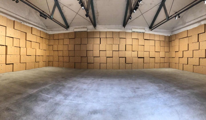 Zimoun(瑞士)《510个直流电机、棉球和70cm×70cm×70cm的纸盒》 声音装置 尺寸可变 电机、纸板、棉、金属、胶带、线缆、电源 2019
作品位置:粮仓#4展厅
Zimoun1977年出生于瑞士,是一位自学成材的声音装置艺术家艺术家,他擅长将声音和视觉完美地结合在一起。该作品标题一目了然,可以试着闭上眼睛,想象一下510个小球在510个纸盒上同时敲打的震撼之声
Zimoun(瑞士)《510个直流电机、棉球和70cm×70cm×70cm的纸盒》 声音装置 尺寸可变 电机、纸板、棉、金属、胶带、线缆、电源 2019
作品位置:粮仓#4展厅
Zimoun1977年出生于瑞士,是一位自学成材的声音装置艺术家艺术家,他擅长将声音和视觉完美地结合在一起。该作品标题一目了然,可以试着闭上眼睛,想象一下510个小球在510个纸盒上同时敲打的震撼之声