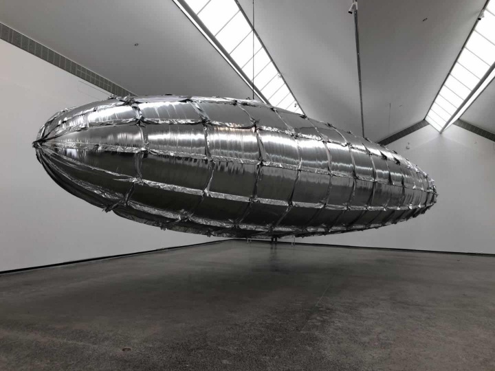 李昢(Lee Bul,韩国)《“Willing To Be Vulnerable –Metalized Balloon》 300×1700×300cm 尼龙塔夫绸布(内部)、聚酯铝箔(外部)、鼓风机、电线,2019
作品位置: 粮仓#7展厅
李昢(Lee Bul,韩国)《“Willing To Be Vulnerable –Metalized Balloon》 300×1700×300cm 尼龙塔夫绸布(内部)、聚酯铝箔(外部)、鼓风机、电线,2019
作品位置: 粮仓#7展厅