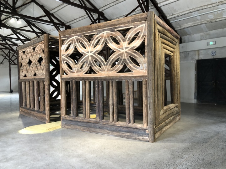 庄辉《一只被放大的鸟笼》(300×300×300cm)×2 木、小米,2019
作品位置: 粮仓#2展厅
艺术家将一个原本尺寸为 23×13×13cm的、收藏自中国安徽民间的鸟笼放大,材料选自乌镇当地拆除旧式民居遗留下来的木料,请本地木工师傅用传统工艺加工协作完成。
庄辉《一只被放大的鸟笼》(300×300×300cm)×2 木、小米,2019
作品位置: 粮仓#2展厅
艺术家将一个原本尺寸为 23×13×13cm的、收藏自中国安徽民间的鸟笼放大,材料选自乌镇当地拆除旧式民居遗留下来的木料,请本地木工师傅用传统工艺加工协作完成。