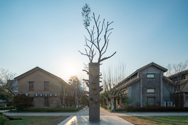 卡特娅·辛克(Katja Schenker,瑞士)《牛轧糖》 装置 混凝土,混合材料 2019作品地点:北栅丝厂张大力愚公移山雕塑对面延伸空地来自瑞士的卡特娅·辛克(Katja Schenker)出生于1968年。此次她在乌镇北栅丝厂建造了一个高达10多米的新作《天空》——一棵被混凝土浇筑的香樟树,取名《牛轧糖》,颇为形象。 卡特娅·辛克(Katja Schenker,瑞士)《牛轧糖》 装置 混凝土,混合材料 2019作品地点:北栅丝厂张大力愚公移山雕塑对面延伸空地来自瑞士的卡特娅·辛克(Katja Schenker)出生于1968年。此次她在乌镇北栅丝厂建造了一个高达10多米的新作《天空》——一棵被混凝土浇筑的香樟树,取名《牛轧糖》,颇为形象。