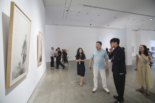 798EPARTY项目负责人张苗、798艺术区创始人王彦伶、策展人方贤晨在展厅
798EPARTY项目负责人张苗、798艺术区创始人王彦伶、策展人方贤晨在展厅