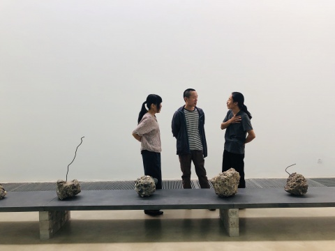 艺术家宋红权(右)与观展者交流作品 艺术家宋红权(右)与观展者交流作品