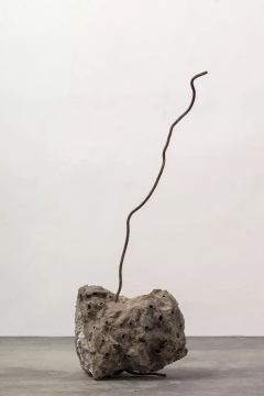 《灵眼洞府系列 #6》,水泥块、鹅卵石,71 x 29 x 21 cm, 2019
《灵眼洞府系列 #6》,水泥块、鹅卵石,71 x 29 x 21 cm, 2019