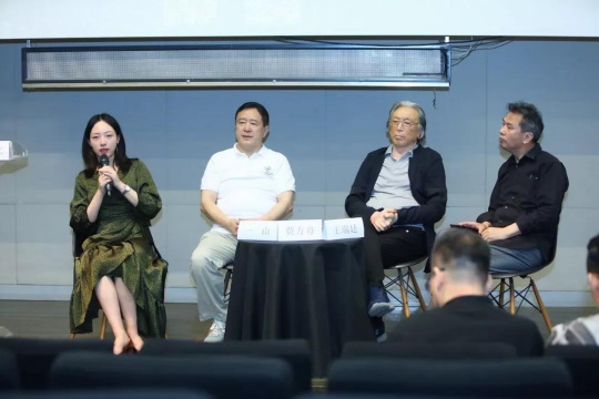 从左至右:执行策展人游艺、策展人一山、中国艺术批评家年会名誉主席贾方舟、中国艺术研究院研究员王端廷
从左至右:执行策展人游艺、策展人一山、中国艺术批评家年会名誉主席贾方舟、中国艺术研究院研究员王端廷