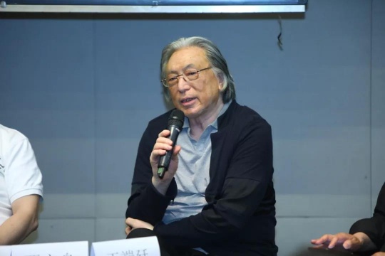 中国艺术批评家年会名誉主席贾方舟
中国艺术批评家年会名誉主席贾方舟