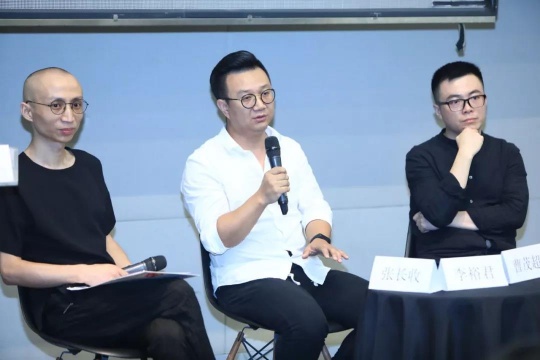 从左至右:首届数字绘画实验艺术征集展执行策展人张长收、不同艺见艺术中心执行馆长、策展人李裕君,白盒子艺术馆副馆长、策展人曹茂超
从左至右:首届数字绘画实验艺术征集展执行策展人张长收、不同艺见艺术中心执行馆长、策展人李裕君,白盒子艺术馆副馆长、策展人曹茂超