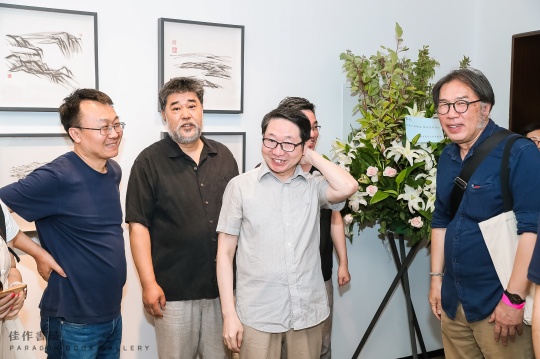 展览“无意于书”也于6月29日当天开幕,参展艺术家为尹吉男、徐天进、西川三位“跨界”人士,与书店的气质十分吻合
展览“无意于书”也于6月29日当天开幕,参展艺术家为尹吉男、徐天进、西川三位“跨界”人士,与书店的气质十分吻合