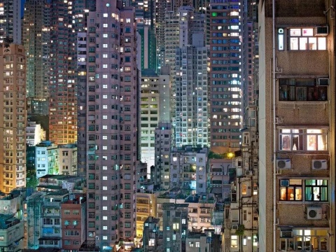 香港因拥有大量的摩天大厦及其高度城市化的地域性特点而有“石屎森林”的另类称号。图为摄影师迈克尔·沃尔夫（Michael Wolff）拍摄的《夜#19》 2005
