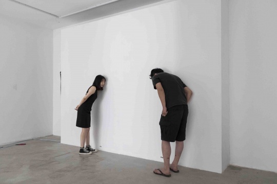 户尔空间展览“冥想电台”,左边为策展人李贝壳
户尔空间展览“冥想电台”,左边为策展人李贝壳