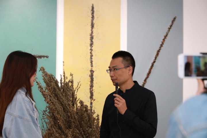 艺术家张俊民在展览现场
艺术家张俊民在展览现场