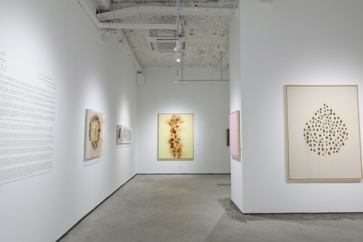 他以燃烧的艾条为画笔,在画布上烧出不可控的世界 他以燃烧的艾条为画笔,在画布上烧出不可控的世界
