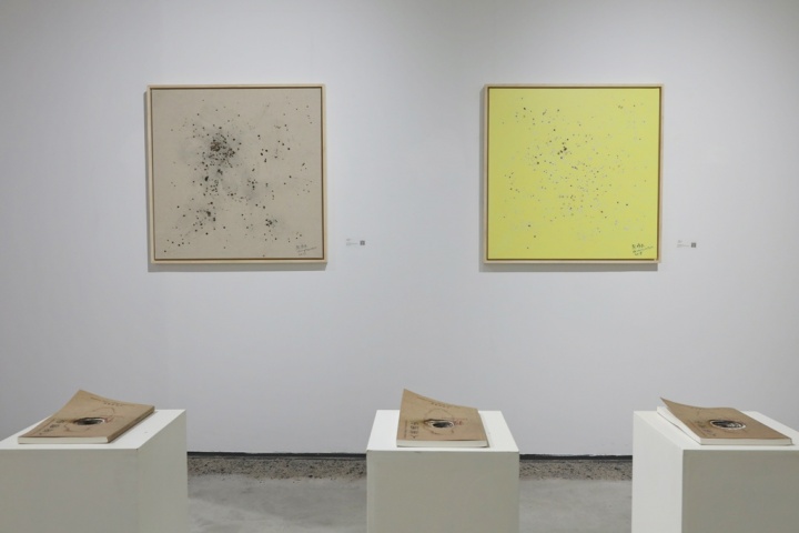 他以燃烧的艾条为画笔,在画布上烧出不可控的世界 他以燃烧的艾条为画笔,在画布上烧出不可控的世界
