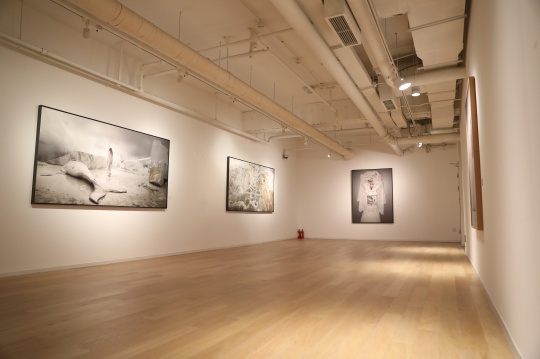 马特奥.巴西雷作品现场  左起  《圣石》 120×235cm 艺术微喷 2016   《超越时光》120×235cm 艺术微喷   《卡拉拉3》120×161cm 艺术微喷 2016

