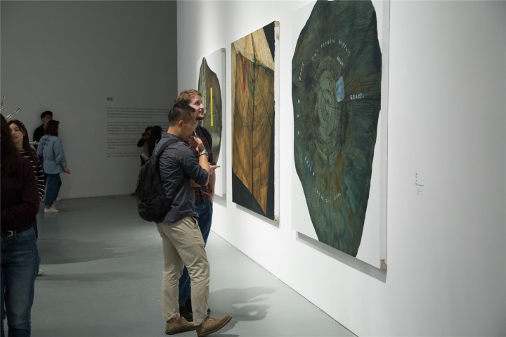 “陈志光:魔都蚁行志”展览现场的观众
“陈志光:魔都蚁行志”展览现场的观众