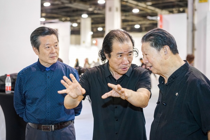 本届博览会总策展人汪骥（中）与原中国美术学院院长肖峰（右）在博览会现场
