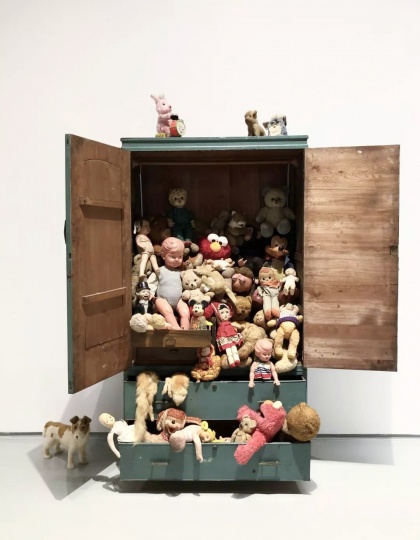 时永骏《蓝色衣柜里的玩偶》2017,蜂巢展览现场
时永骏《蓝色衣柜里的玩偶》2017,蜂巢展览现场