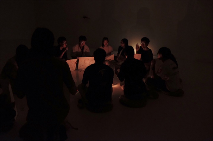“农林共舞台”展览现场,在秦思源作品所在展厅进行的“在黑暗中与自己的灵魂促膝长谈”活动
“农林共舞台”展览现场,在秦思源作品所在展厅进行的“在黑暗中与自己的灵魂促膝长谈”活动