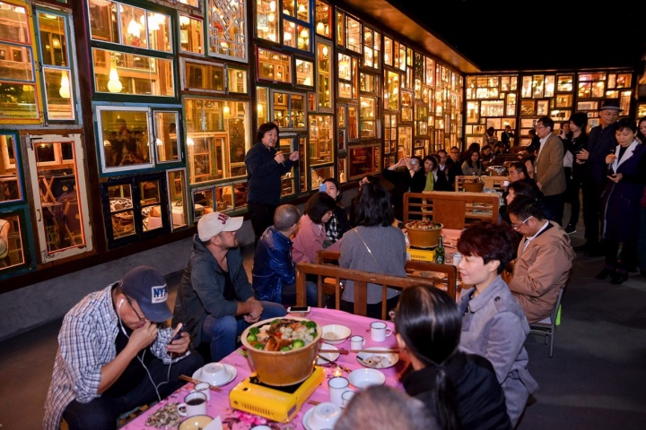 扉美术馆外摆放的床至今仍在和观众进行互动,这是2017年宋冬个展“无界的墙”之后所留下的,图为“无界的墙”展览现场
扉美术馆外摆放的床至今仍在和观众进行互动,这是2017年宋冬个展“无界的墙”之后所留下的,图为“无界的墙”展览现场
