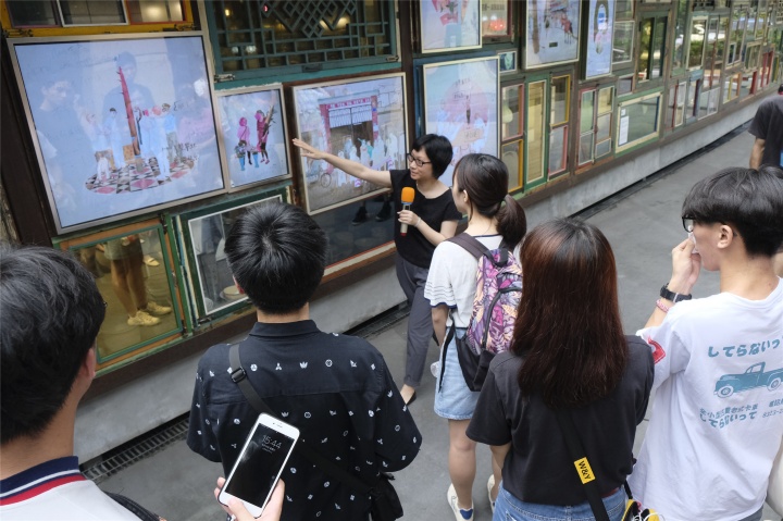 沈瑞筠在“农林共舞台”展览现场导览
沈瑞筠在“农林共舞台”展览现场导览