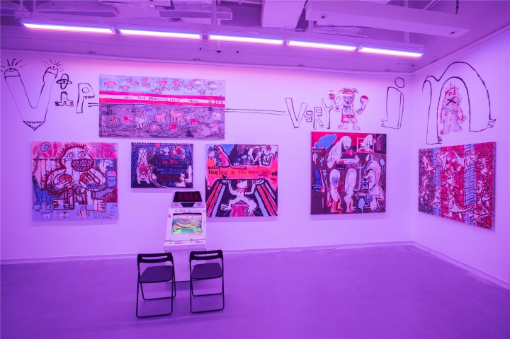 “奶粉之路:游走,呼吸,就足够”展览现场的游戏机
“奶粉之路:游走,呼吸,就足够”展览现场的游戏机