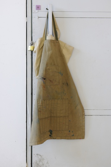 墙上的围裙并不脏，2016年摄于谭平工作室，摄影：董林

