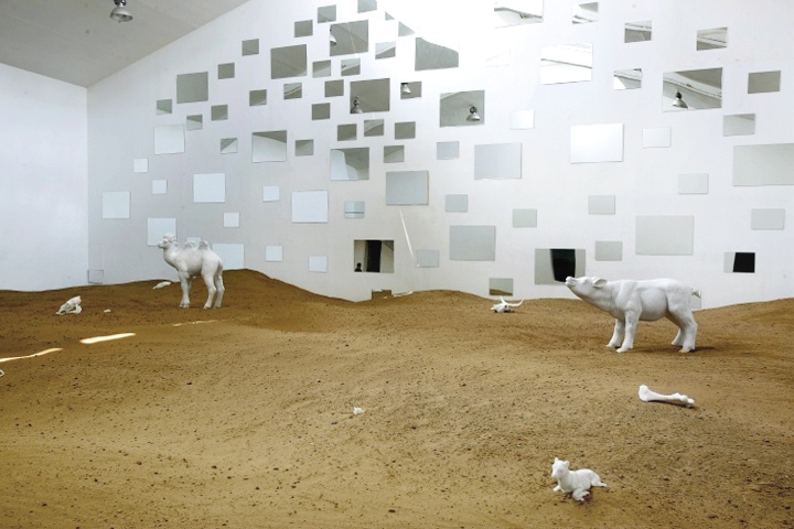 “去往何处”,大理石雕塑、沙子、风机、镜面、摄像头等,尺寸可变,2019
“去往何处”,大理石雕塑、沙子、风机、镜面、摄像头等,尺寸可变,2019