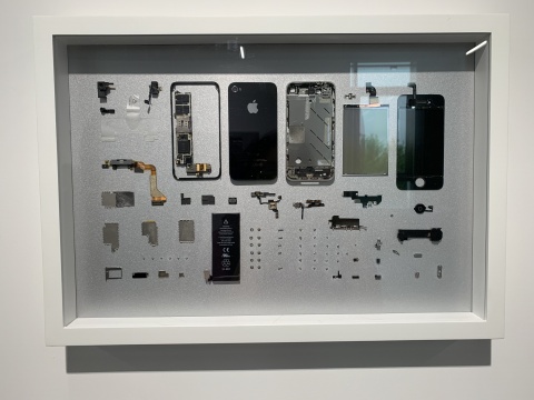 瑞吉娜·侯賽·加林多 《世界强国》 行为表演纪录：双频录像、一部被拆分的iPhone和一辆被拆卸的雪佛兰车 尺寸可变
