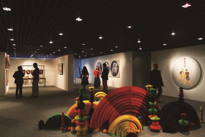 2012年9月16日，少励画廊20周年群展的北京预展“纬度·态度”在北京芳草地艺术空间展出
