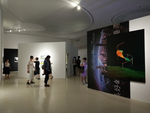 陈维《“S”》《一支关于未来的广告》广东时代美术馆展览现场
