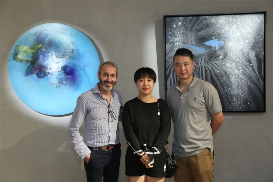 艺术家在“妙合兴象”V空间展览现场
艺术家在“妙合兴象”V空间展览现场