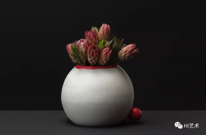 Tobias Rehberger《进行中的花瓶肖像系列 胡庆雁》34×44×40cm 陶瓷、涂料、帝王花 2019

