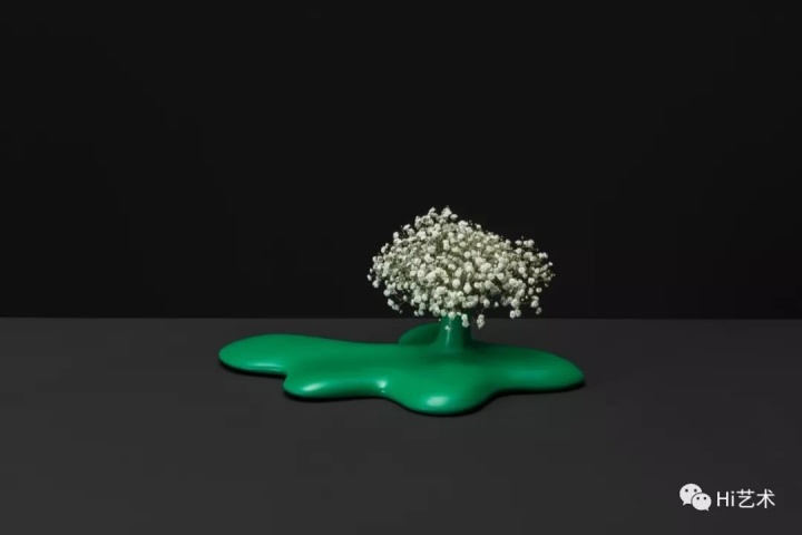Tobias Rehberger《进行中的花瓶肖像系列 谢南星》9×51×39cm PLA(3D打印)、涂料、满天星 2019
Tobias Rehberger《进行中的花瓶肖像系列 谢南星》9×51×39cm PLA(3D打印)、涂料、满天星 2019