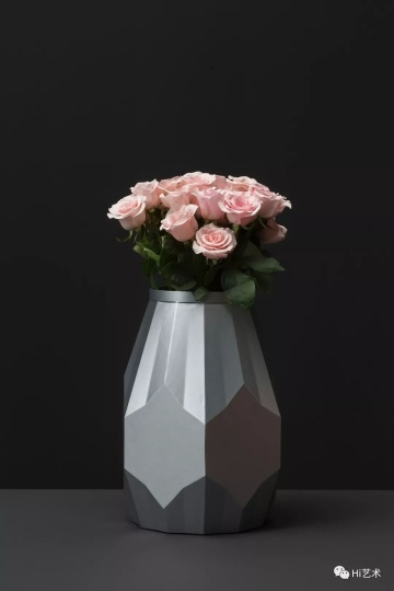 Tobias Rehberger《进行中的花瓶肖像系列 王兴伟》44.3×33.3×33.3cm 3D铣削铝、粉月季 2019
