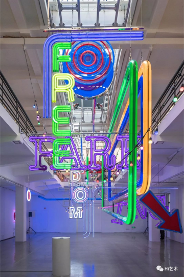 Tobias Rehberger《免费咖啡 免费泊车 自由（随插即玩版本）》，2019，“托比亚斯·雷贝格：如果你的眼睛不用来看，就会用来哭”展览现场，上海外滩美术馆。由艺术家、纽格赫姆施耐德（柏林）惠允。图片由上海外滩美术馆提供
