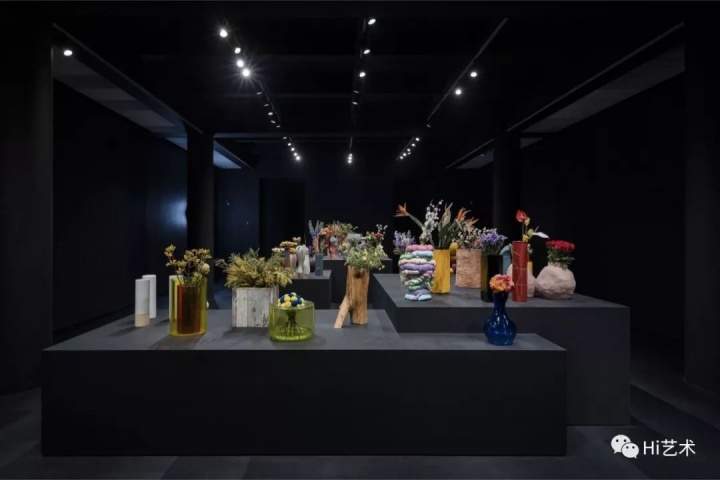 Tobias Rehberger“肖像花瓶”系列，1995-2016年，“托比亚斯·雷贝格：如果你的眼睛不用来看，就会用来哭”展览现场，上海外滩美术馆。图片由上海外滩美术馆提供
