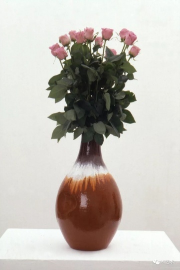 Tobias Rehberger《沃尔夫冈·提尔曼斯》50×ø29cm 粘土、釉、十朵粉红玫瑰 1995， 展于外滩美术馆“如果你的眼睛不用来看，就会用来哭”
