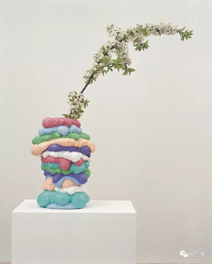 Tobias Rehberger《米歇尔·马耶鲁斯》58×ø39cm 泡沫塑料、玻璃纤维、釉、橡胶、樱花枝 1995， 展于外滩美术馆“如果你的眼睛不用来看，就会用来哭”
