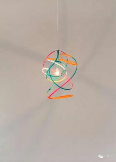 Tobias Rehberger《Infection 6A5》90×70×75cm 魔术贴、电线、电缆、灯头、灯泡 2019，艺术家及麦勒画廊 北京-卢森
