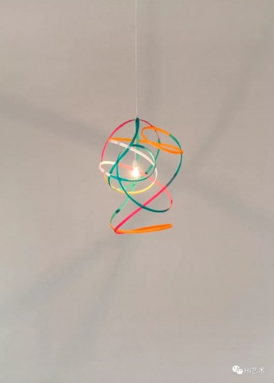 Tobias Rehberger《Infection 6A5》90×70×75cm 魔术贴、电线、电缆、灯头、灯泡 2019,艺术家及麦勒画廊 北京-卢森
Tobias Rehberger《Infection 6A5》90×70×75cm 魔术贴、电线、电缆、灯头、灯泡 2019,艺术家及麦勒画廊 北京-卢森