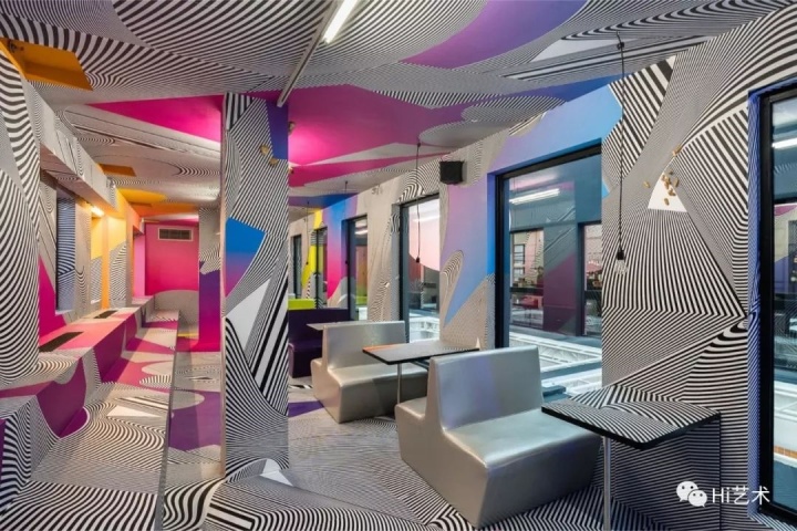 Tobias Rehberger《天堂禁用，地狱无用（埃尔雷多蒙版）》，2019，“托比亚斯·雷贝格：如果你的眼睛不用来看，就会用来哭”展览现场，上海外滩美术馆。由艺术家、纽格赫姆施耐德（柏林）惠允。图片由上海外滩美术馆提供
