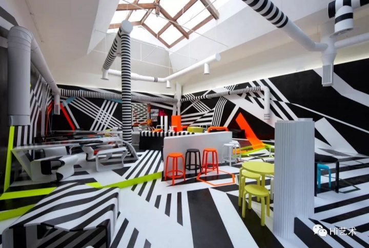 Tobias Rehberger《唯有你所爱的会让你哭泣》2009,位于威尼斯双年展内咖啡厅的永久装置作品,图片由艺术家及纽格赫姆施耐德(柏林)惠允
Tobias Rehberger《唯有你所爱的会让你哭泣》2009,位于威尼斯双年展内咖啡厅的永久装置作品,图片由艺术家及纽格赫姆施耐德(柏林)惠允