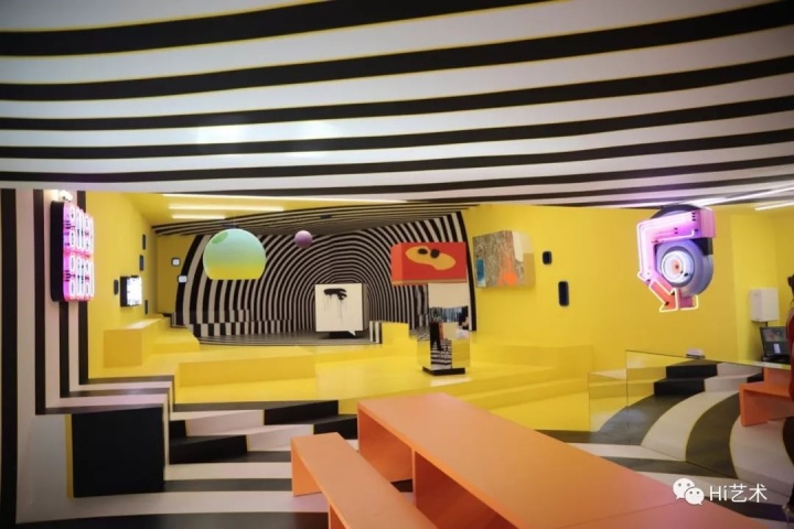 Tobias Rehberger《有时候你就是可以称之为你自己的地方》425×877×250cm 咖啡厅与展览空间由两件霓虹灯、桌子与长凳组成 2018,图片由艺术家,釜山当代美术馆及纽格赫姆施耐德(柏林)惠允
Tobias Rehberger《有时候你就是可以称之为你自己的地方》425×877×250cm 咖啡厅与展览空间由两件霓虹灯、桌子与长凳组成 2018,图片由艺术家,釜山当代美术馆及纽格赫姆施耐德(柏林)惠允
