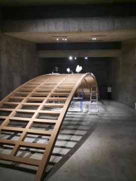 郑路  “奈何” 钢架，软木板，糖  14.3米4.1米3.5米  2019（制作现场）
