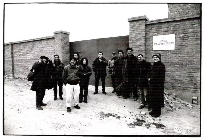冯博一于1998年策划的“生存痕迹：98中国当代艺术内部观摩展”艺术家合影。左起：蔡青、顾德新、宋冬、张德峰、尹秀珍、王功新、张永和、展望、邱志杰、冯博一、林天苗
