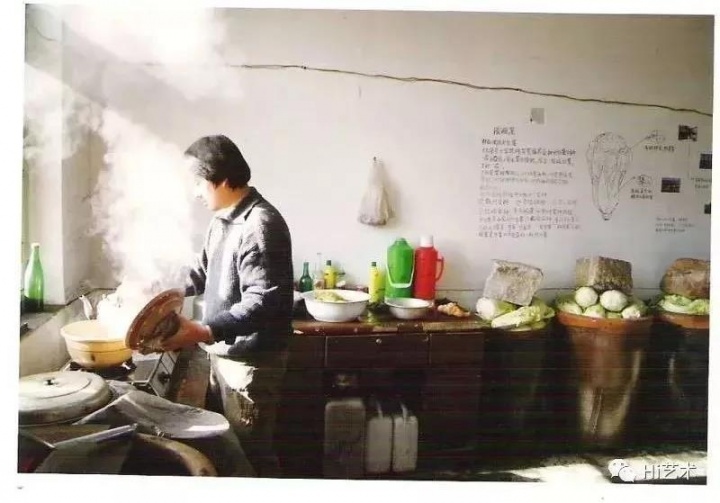 “生存痕迹：98中国当代艺术内部观摩展”中艺术家宋冬的作品《12缸渍大白菜》
