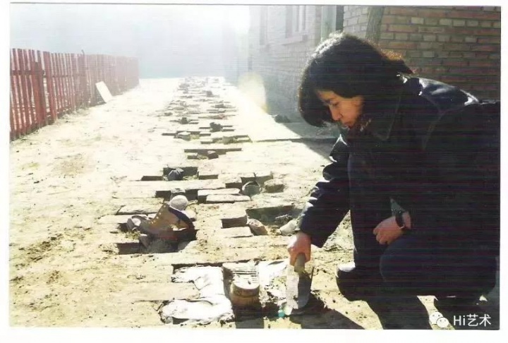 “生存痕迹：98中国当代艺术内部观摩展”现场，艺术家尹秀珍用水泥把鞋镶在路上
