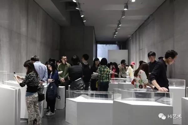 刘钢于2014年策划的“三人行-来自荷兰的三代首饰艺术家之间的对话”当代首饰展现场
